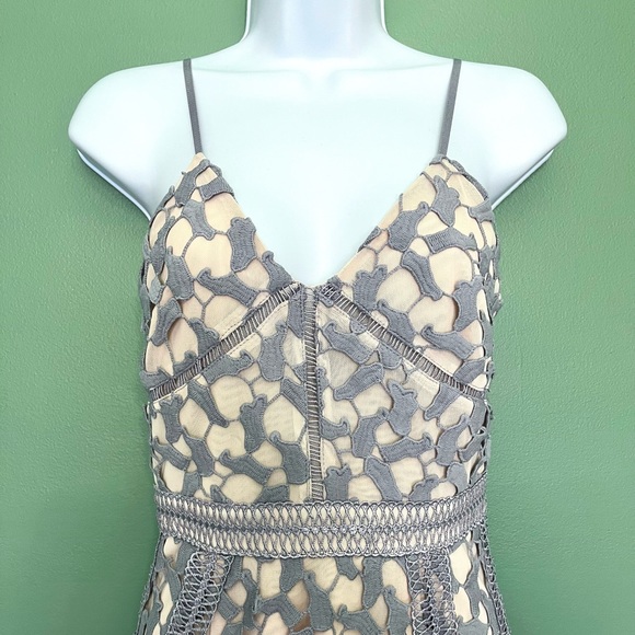 ELLIATT Tingle Lilac Lace Midi Dress 013 - Picture 3 of 5